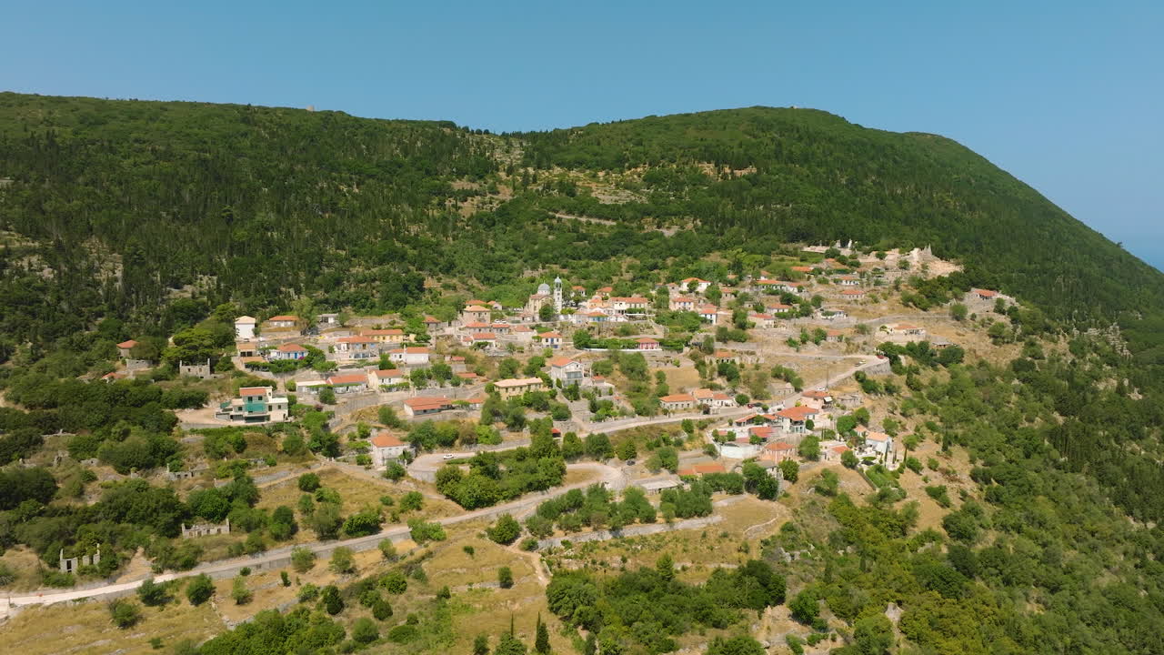 воздушный вид на горную деревню