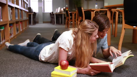 estudiantes felices estudiando juntos