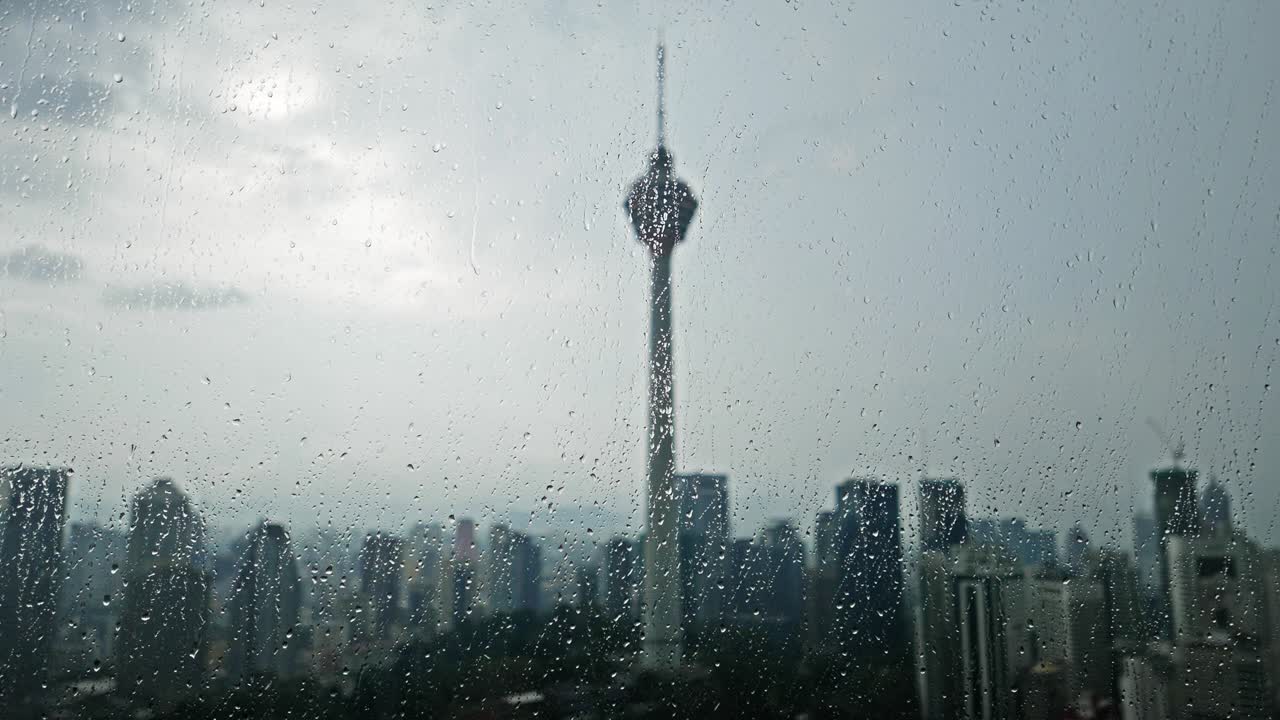 gotas de lluvia en la ventana en el rascacielos