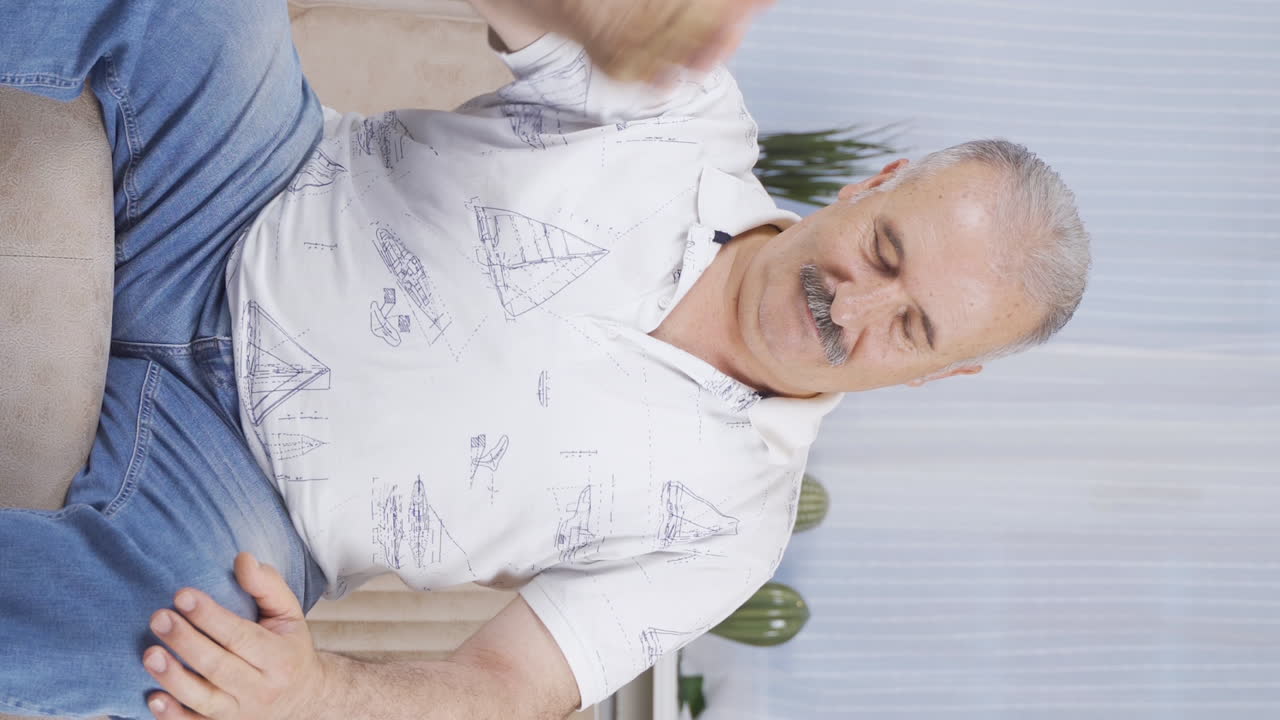 Video verticale di anziano di successo felice