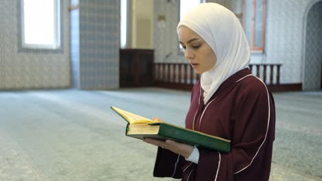 muslim girl praying