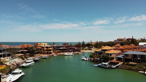 Vista-Superior-Drone-Volando-Sobre-Apartamentos-Costeros-Y-Residencia-En-La-Bahía-Marina-Australiana