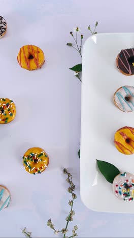 variedad de mini rosquillas de colores