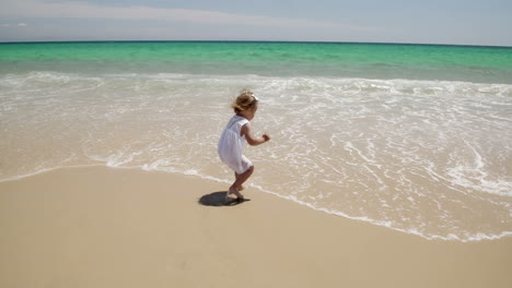 Kleines-Mädchen-Vergnügt-Sich-Am-Meer