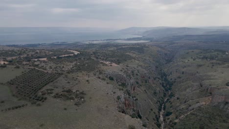 vista aérea del sobrevuelo del paisaje y el valle de israel con montañas en el fondo