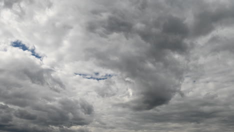 Schöne-Bewegungen-Weiße-Wolken-Auf-Magischem-Himmelshintergrund