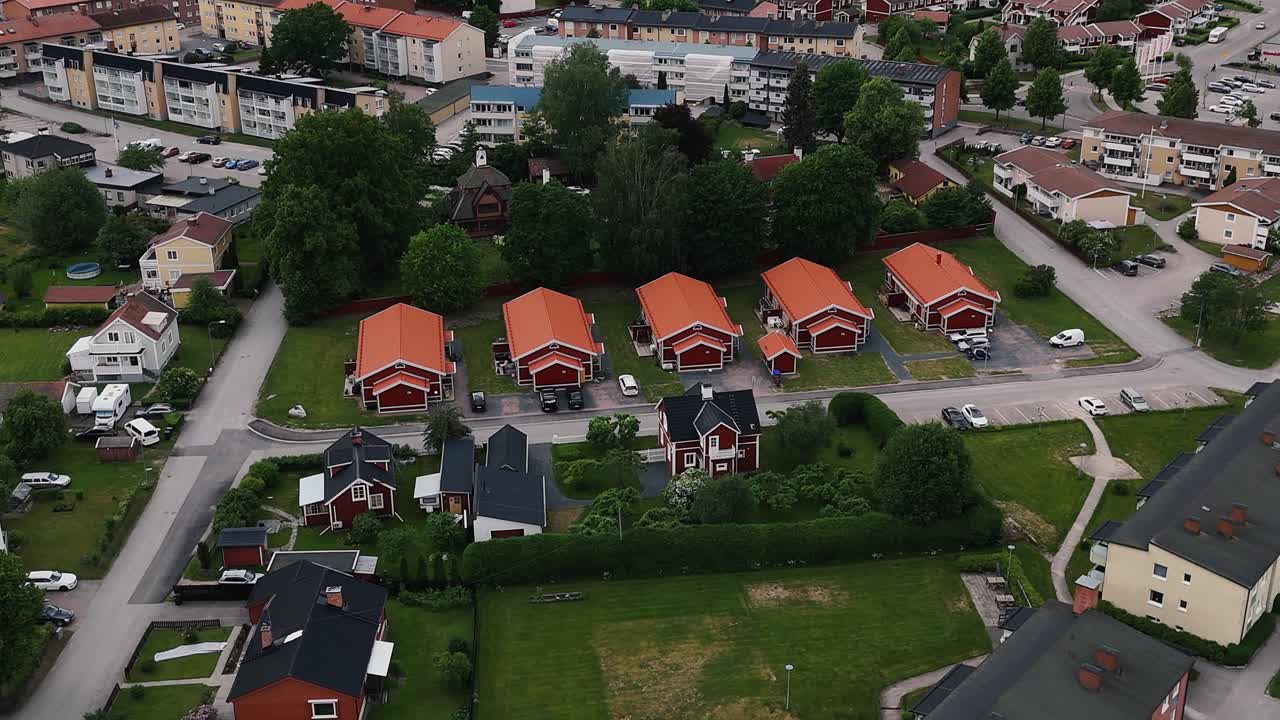 Farverige svenske bungalows i et roligt boligområde i Hedemora by, luftfoto.
