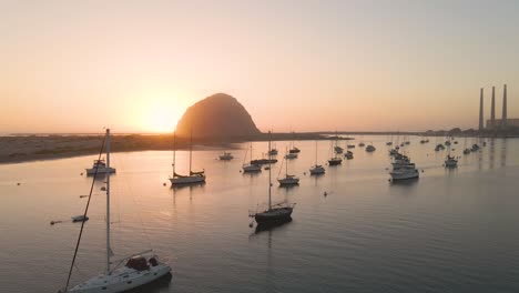 Erhebt-Sich-über-Dem-Hafen,-Um-Den-Sonnenuntergang-über-Morro-Bay,-Kalifornien,-Zu-Betrachten