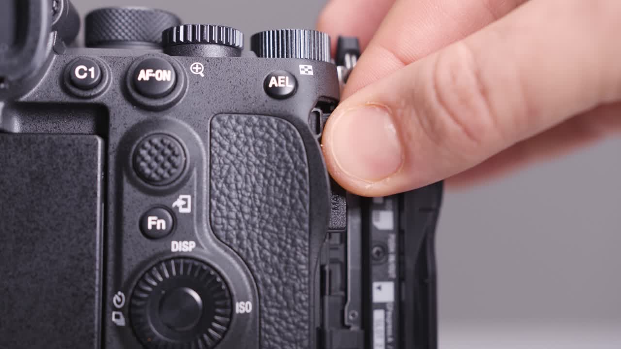 소니 카메라에 sd 카드를 입하는 방법