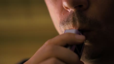 joven vapeando un cigarrillo electrónico, vaper