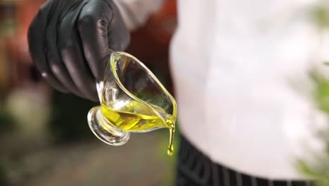el chef vertiendo aceite de oliva