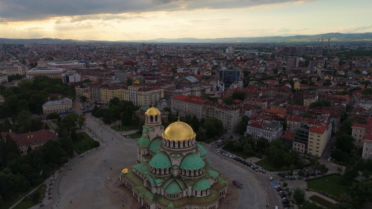 Sofía, capital de Bulgaria, al atardecer: Paisaje urbano aéreo de dron con catedral