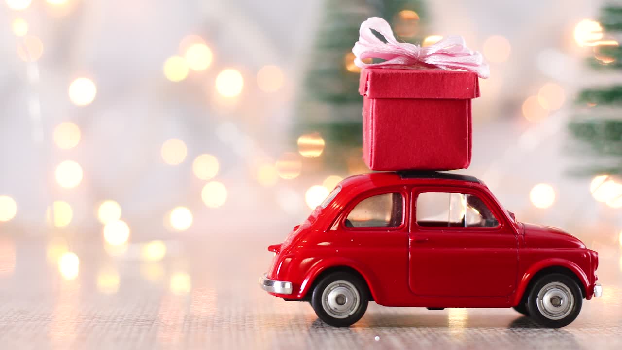 지붕에 빨간 크리스마스 선물과 함께 박이는 불빛과 작은 빨간 차