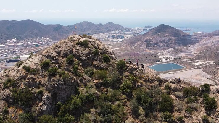 Amici che praticano una via ferrata in montagna a Cartagena, Spagna
