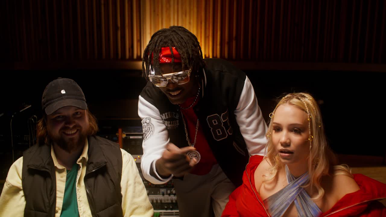 sesión de producción musical en el estudio de grabación