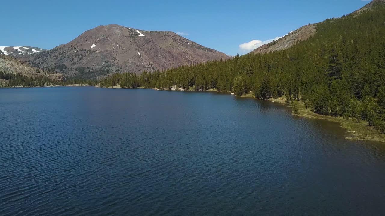 Splendida vista aerea del lago Ellery vicino a Yosemite