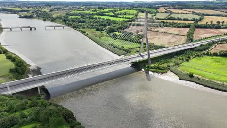 Schwenkaufnahme-Einer-Modernen-Brücke-Mit-Verkehr-In-Waterford,-Irland