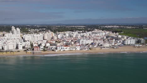 vista aérea de la playa de armacao de pera con edificios blancos en el fondo