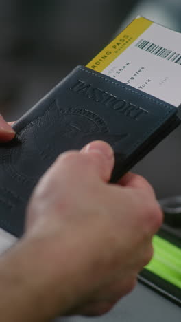 persona con pasaporte y tarjeta de embarque