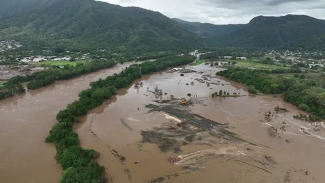 barron river overflow causing flooding to caravonica and kamerunga in cairns after cyclone jasper