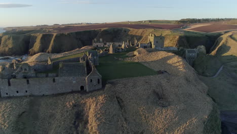 Vista-Aérea-Del-Castillo-De-Dunnottar-En-Aberdeenshire