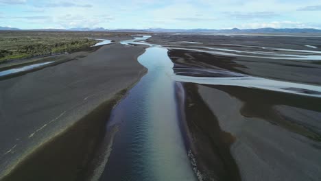 Antenne-Des-Auswaschungsmusters-Und-Der-Strömung-Eines-Gletscherflusses-In-Einer-Abgelegenen-Hochlandregion-Islands-5