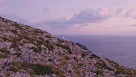 Volando-Bajo-Sobre-Las-Rocas-Y-Revelando-El-Famoso-Cap-Formentor-Mallorca-Durante-El-Amanecer,-Aéreo