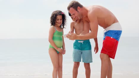 padre mostrando imágenes a los niños