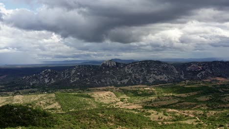 Trucking-Left-Aerial-Drone-Extrem-Weite-Aufnahme-Der-Bergkette-Der-Pedra-De-Sao-Pedro-In-Sítio-Novo,-Brasilien-Im-Bundesstaat-Rio-Grande-Do-Norte-An-Einem-Bewölkten-Stürmischen-Sommertag