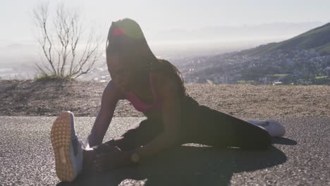 Mujer-Afroamericana-Estirando-Las-Piernas-En-La-Carretera