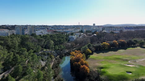 Volando-Sobre-Golf-Montpellier-Fontcaude-En-Un-Día-Brillante,-Capturando-El-Campo