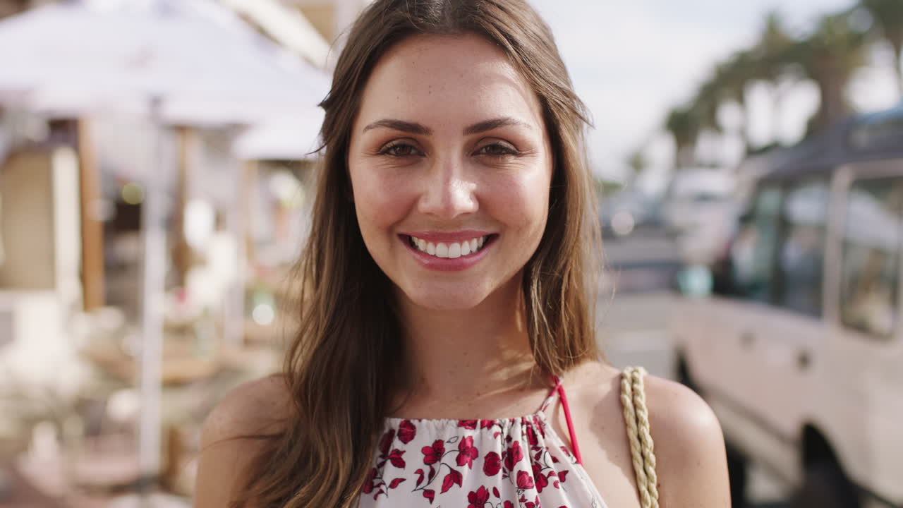 mujer, rostro y sonrisa para retrato en la ciudad