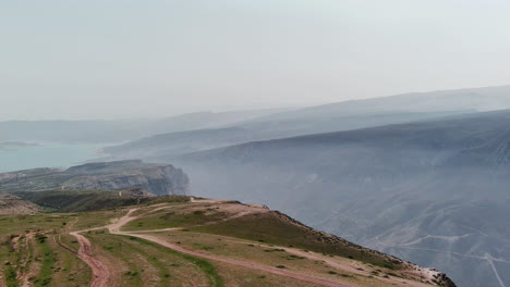 Flug-über-Ein-Gebirgstal-Zwischen-Wolken