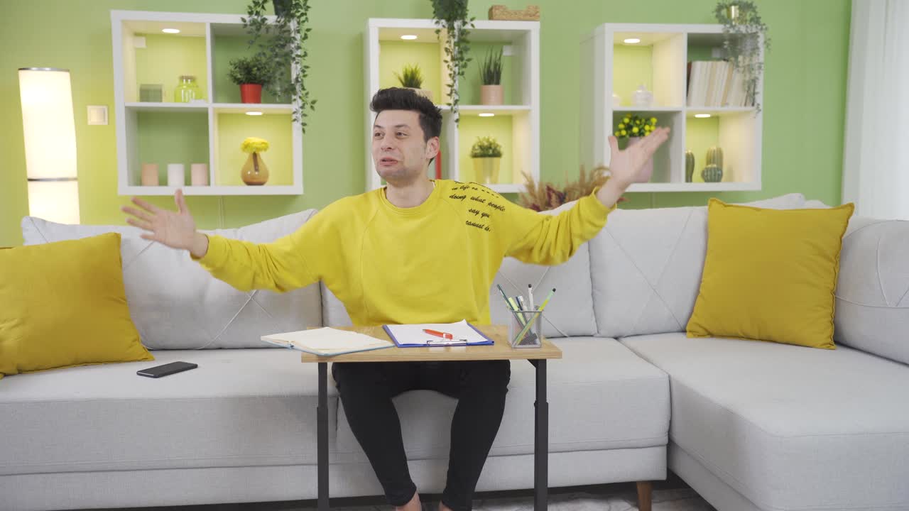 좋은 생각이 떠오르는 젊은이가 기 ⁇ 하면서 어색하게 테이블을 땅에 떨어뜨린다.