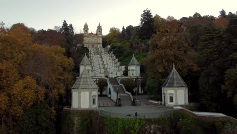 Ciudad-De-Braga-Portugal-Histórico-Monasterio-Jesús-Do-Monte-Estructura-Con-Una-Empinada-Escalera-Que-Conduce-A-La-Cima-Durante-La-Temporada-De-Otoño-O-Otoño