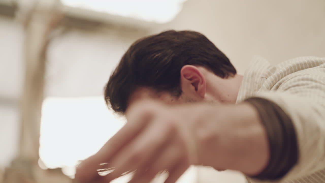 예쁜 젊은 목수 가 조각 을 측정 하고 있다