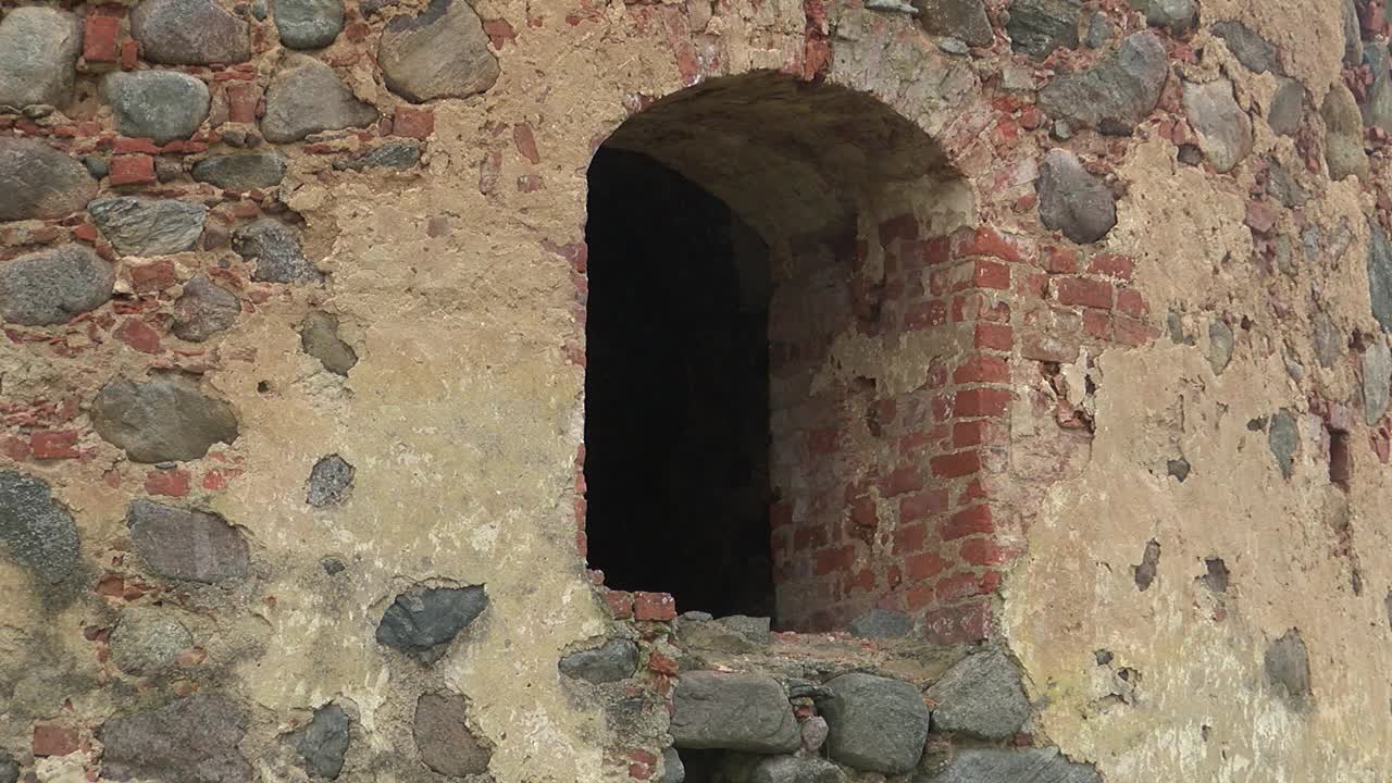 ruinas del castillo de la orden de livonia en ergeme durante el otoño.