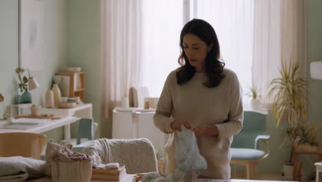 mujer doblando la ropa en casa