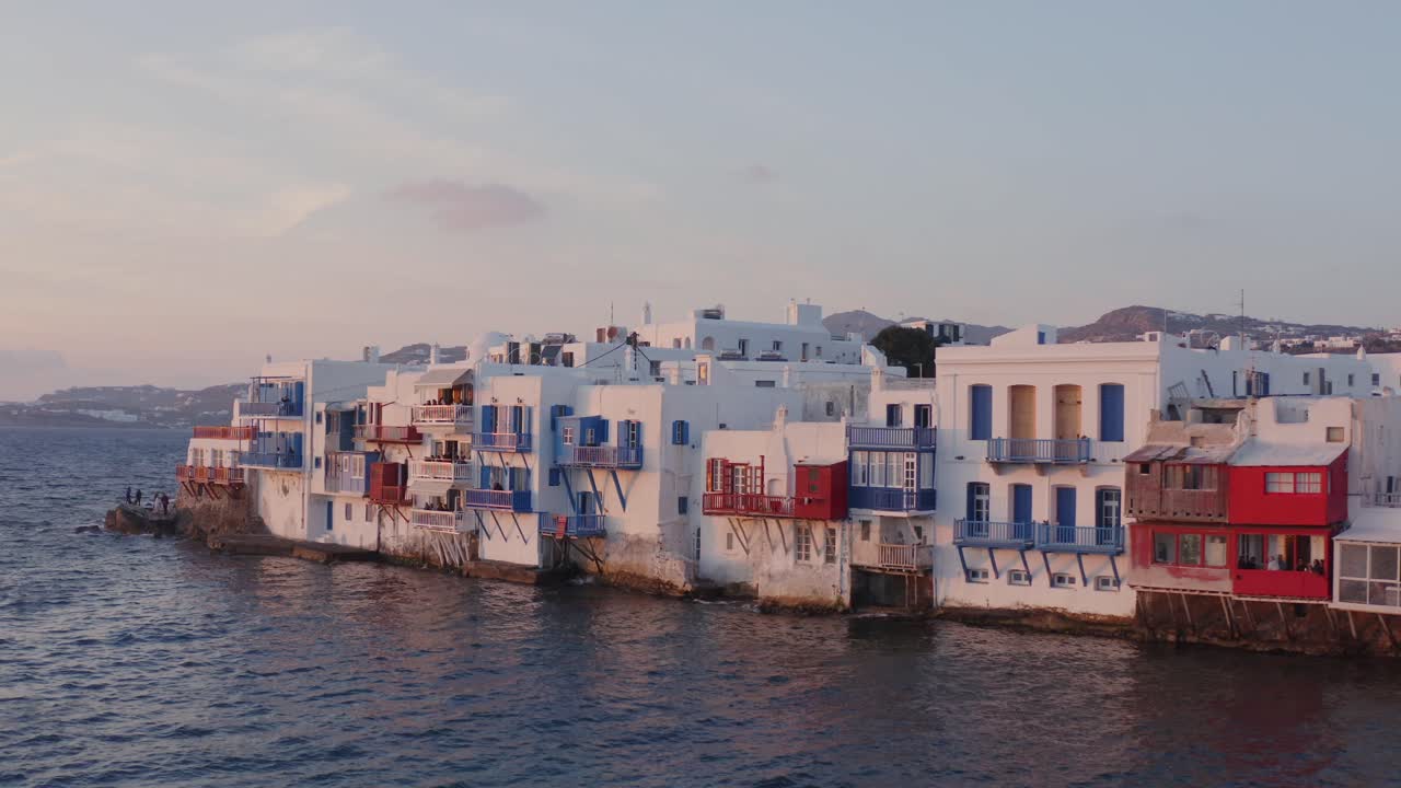 pequeña venecia en mykonos con los reflejos del atardecer