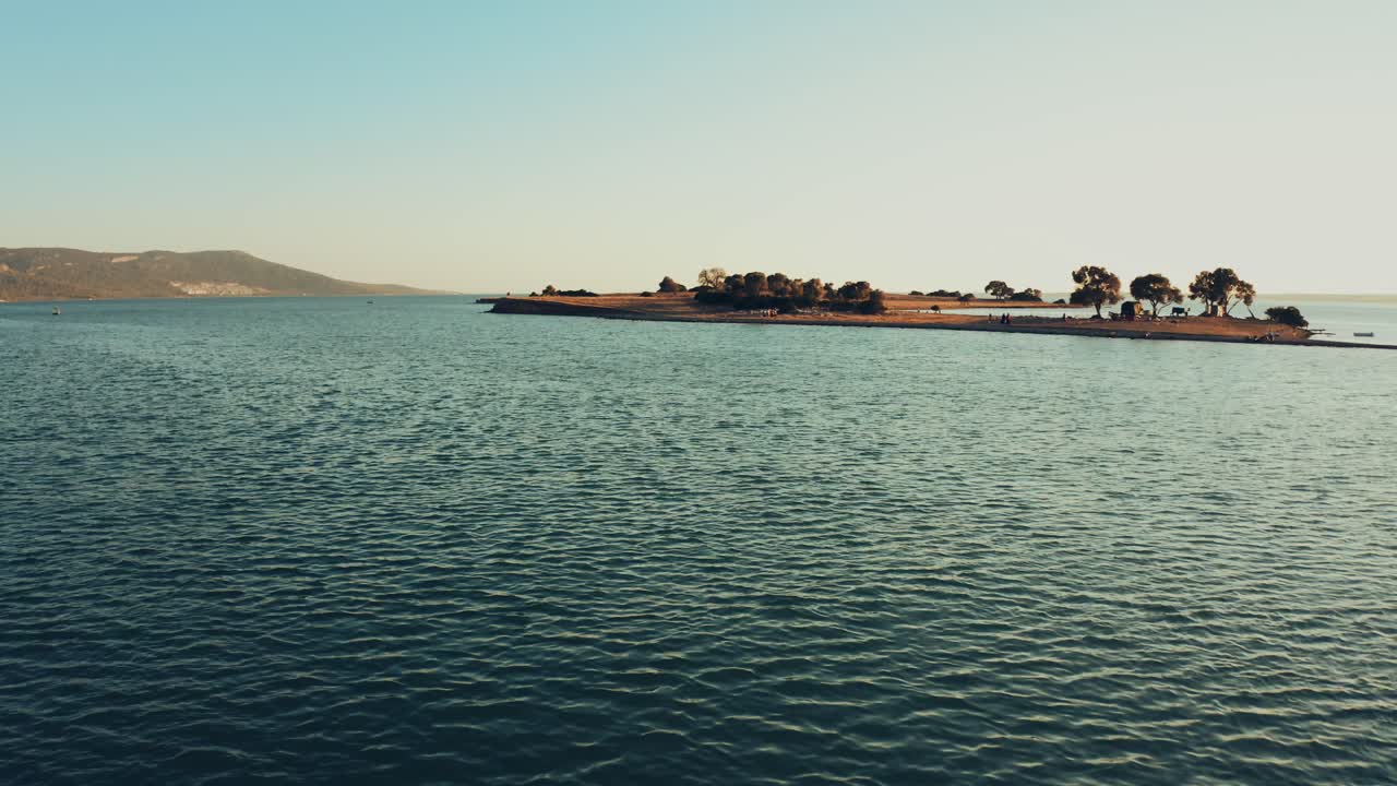 석양에 작은 올리브 나무 섬의 조감도