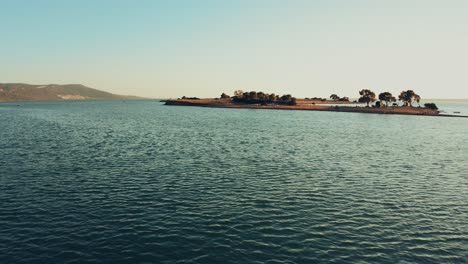 vista aérea de la pequeña isla de los olivos al atardecer