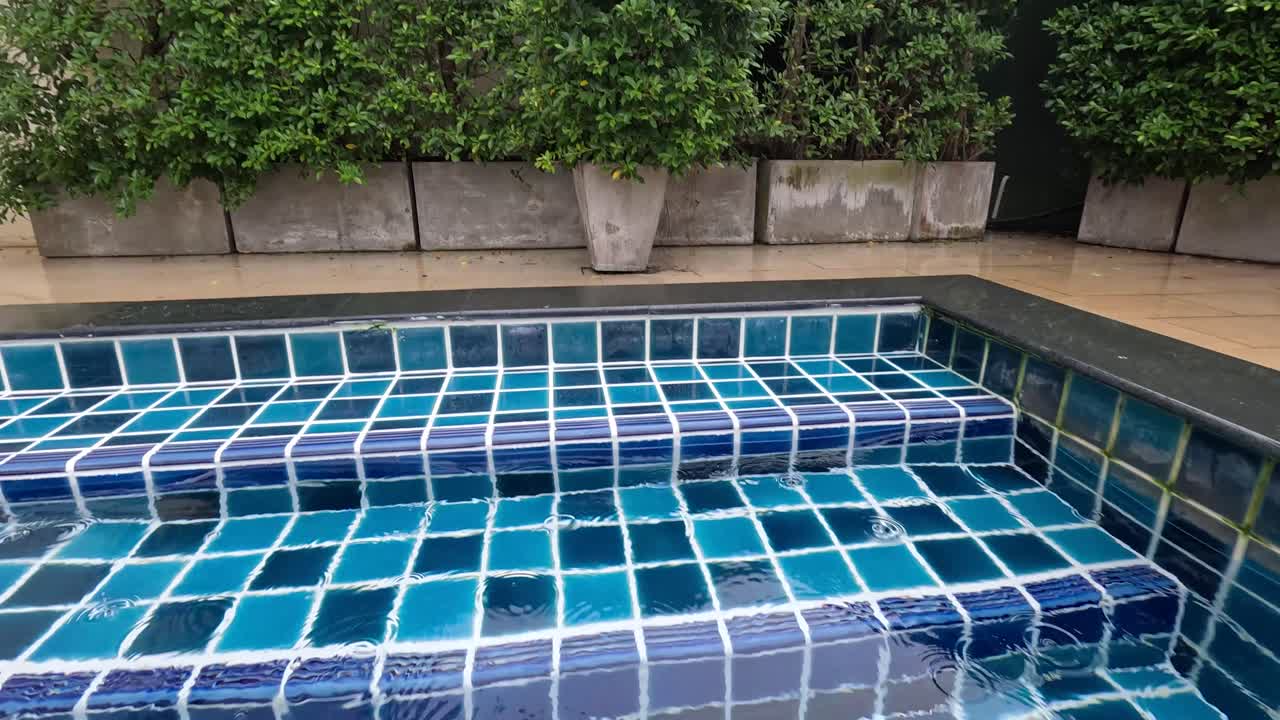 gotas de lluvia en una piscina de azulejos