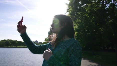 Bonita-Mujer-Italiana-Turista-Tomando-Fotografías-De-Un-Parque-En-Wimbledon-Londres