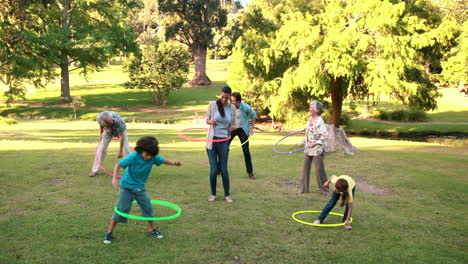 Großfamilie-Spielt-Mit-Hula-Hoops