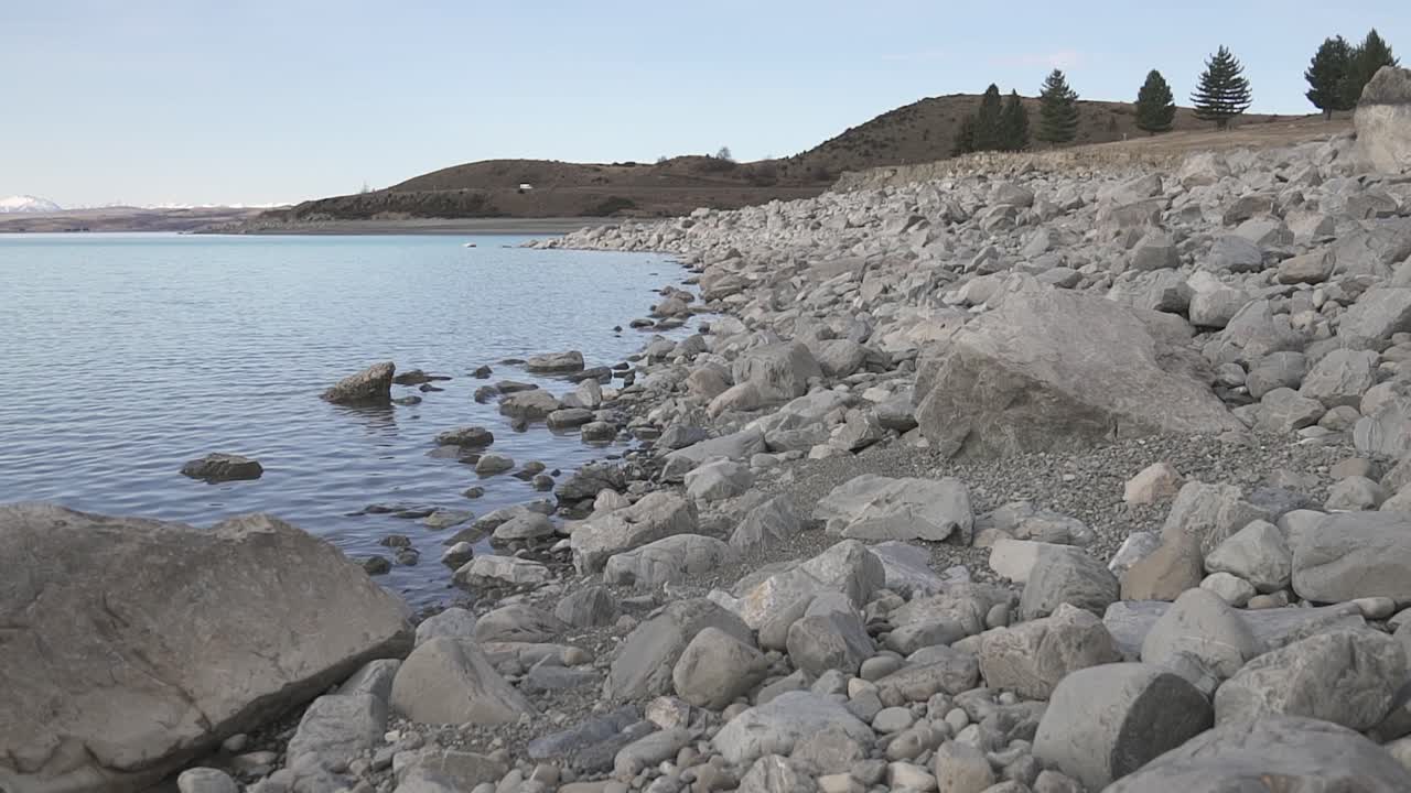 tilting up from the beach to the lake tekapo and road