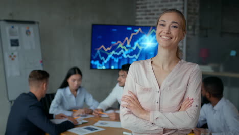 mujer de negocios en la conferencia con el equipo