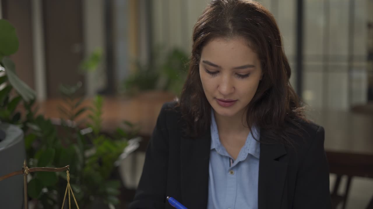 mujer de negocios escuchando atentamente y tomando notas en la reunión de la discusión con el cliente. abogado escribir un mensaje de una conversación con un cliente.