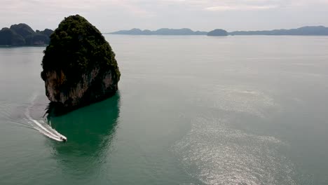 Imágenes-De-Drones-De-Islas-En-Tailandia-Con-Formación-De-Roca-Caliza-Que-Sobresale-Del-Agua-Y-El-Océano-En-El-Fondo-5