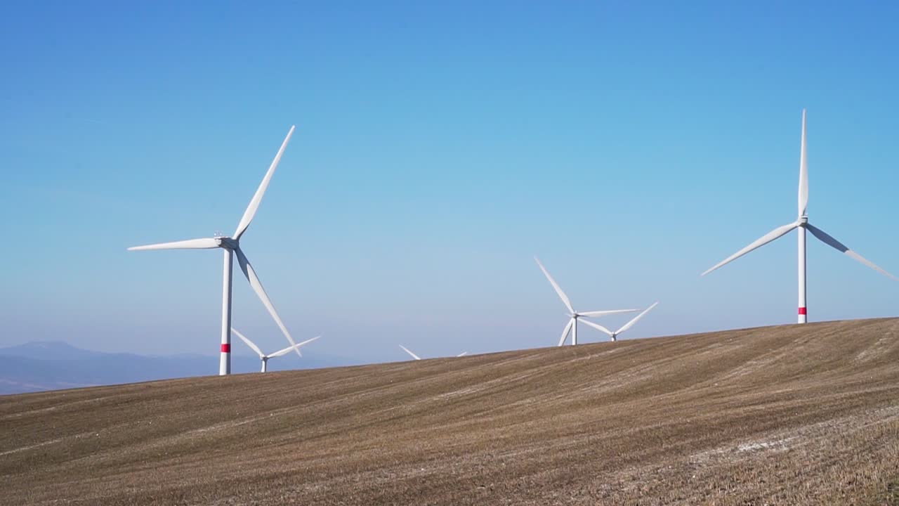 ветряные турбины в поле - кадр зеленого электричества в чехии