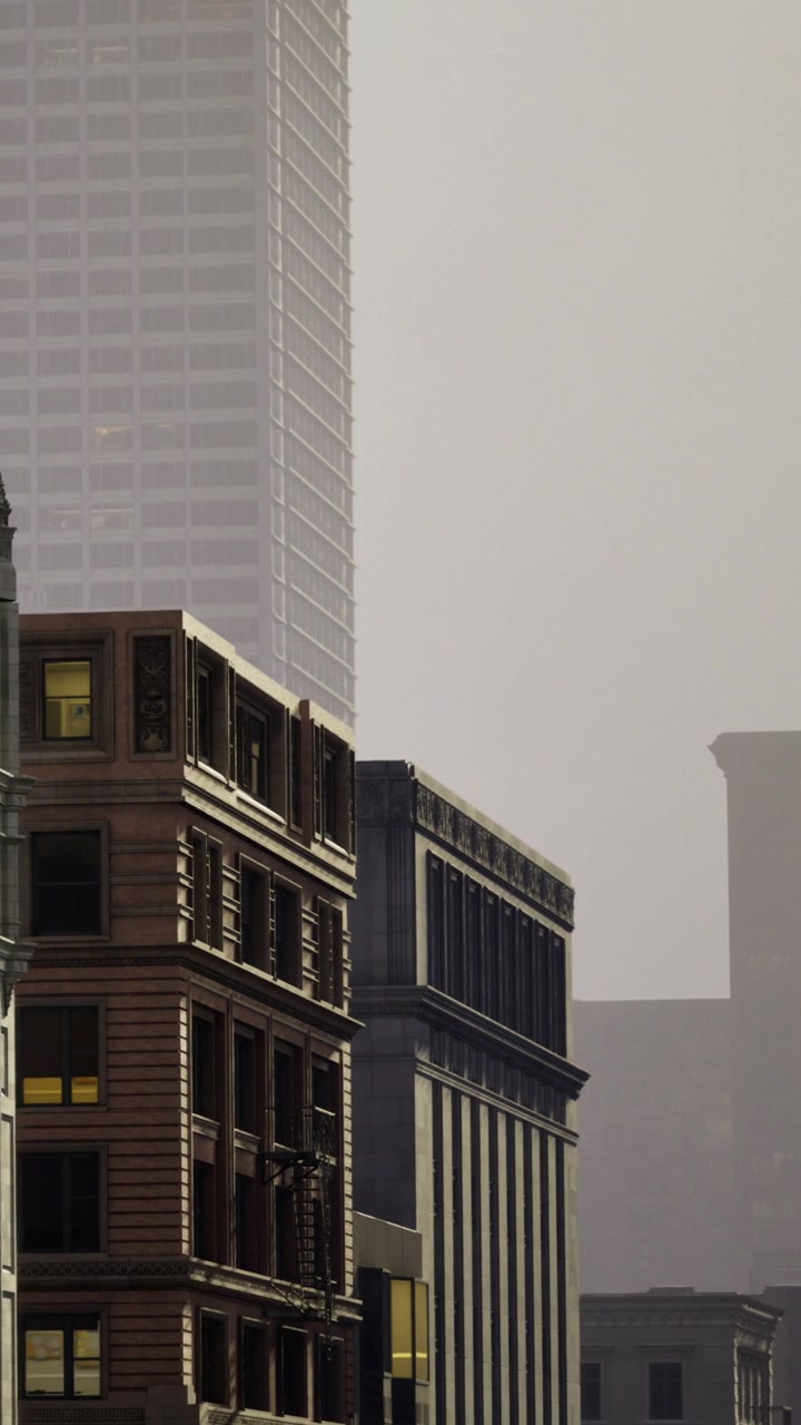 Edificios urbanos bajo un cielo de atardecer neblinoso